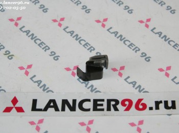 Зажим (пружинка) запирания лючка бензобака Lancer IX - Оригинал - Lancer96.ru-Продажа запасных частей для Митцубиши в Екатеринбурге